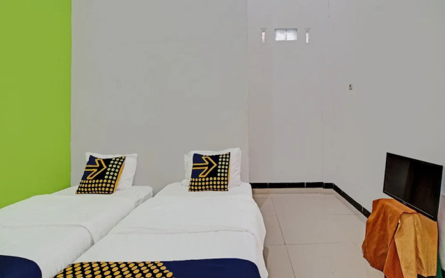 SPOT ON 92255 Lucky Guesthouse