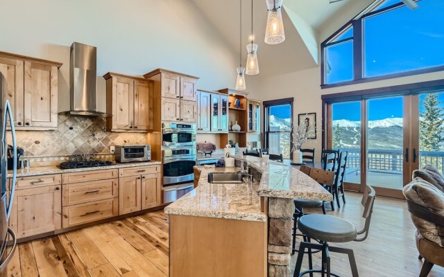 Slopeview Sanctuary 4 Bedroom Home by RedAwning