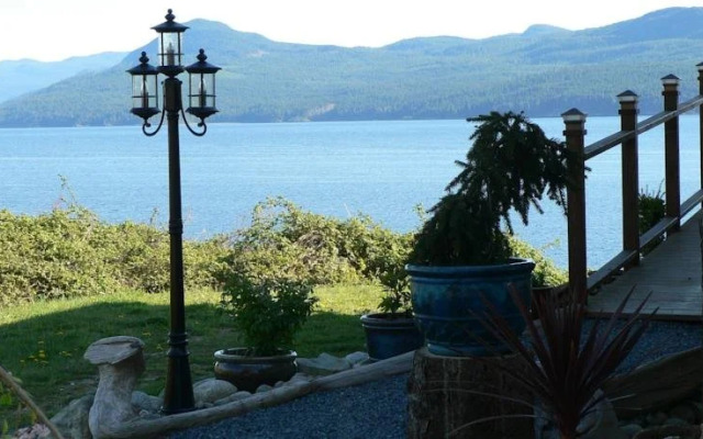 The Getaway Waterfront Cottage