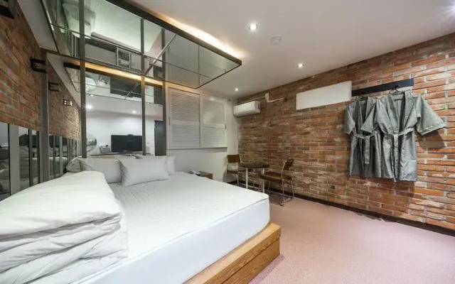 Busan Daeyeondong Hotel With