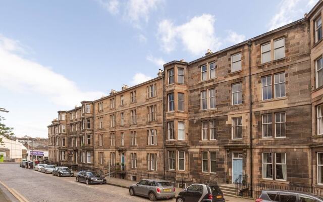 Refined Ground-floor Apt Near Stockbridge Market