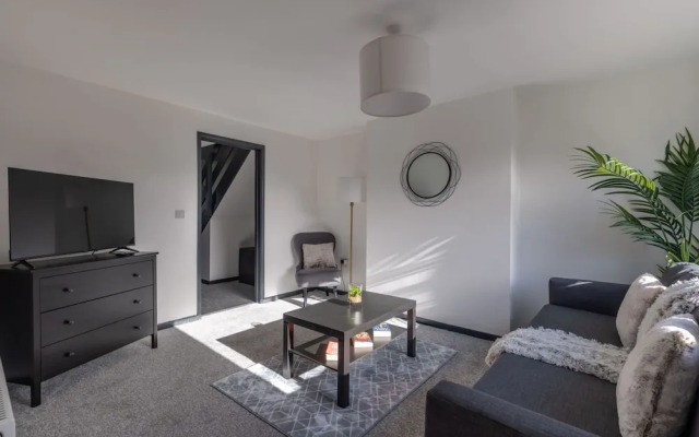 Modern 3 Bed House-free Parking