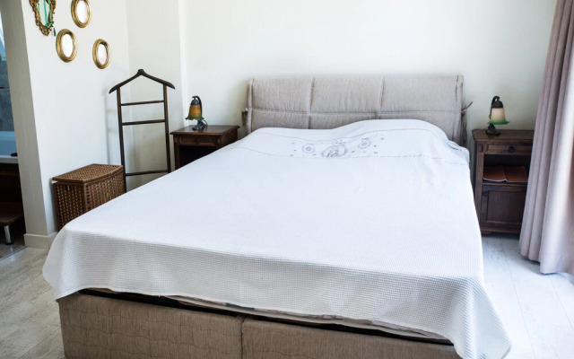 Important Group | Villa Daisy