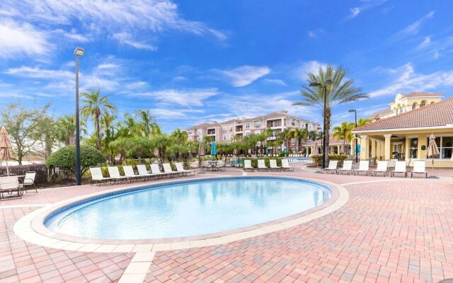 Altavista Lakeview 3 Bedroom Condo by RedAwning