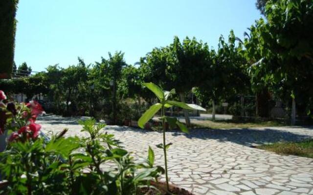 Amarandos Studios Rooms & Apartments