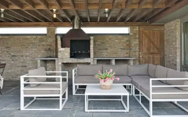 Spectacular Holiday-villa With Lounge-area and bar
