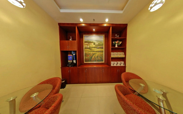World Smart Hotel (Shanghai University of Finance and Economics Dabaishu Subway Station)