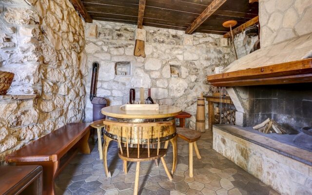 Rustic Stone House Bajeli with Jacuzzi