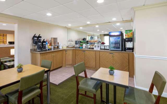 La Quinta Inn & Suites by Wyndham Sawgrass