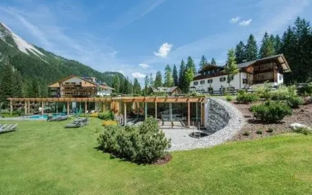 Hotel Dolomitenhof & Chalet Alte Post