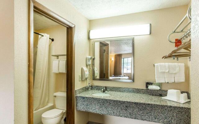 Econo Lodge North