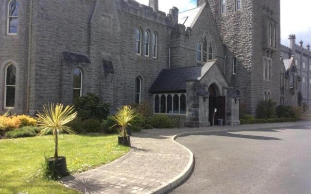 Kilronan 4 Bed House on castle grounds