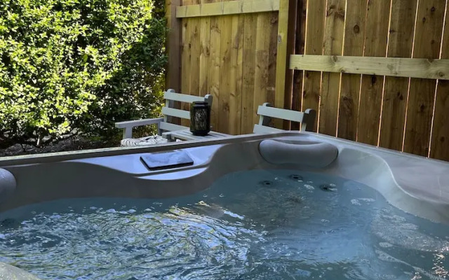 Fernlea Luxury Shepherds Hut - Sleeps 2 & Hot Tub