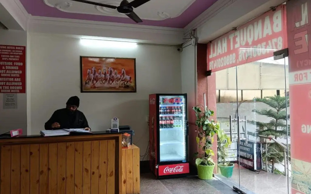 OYO 16721 Divine Hotel