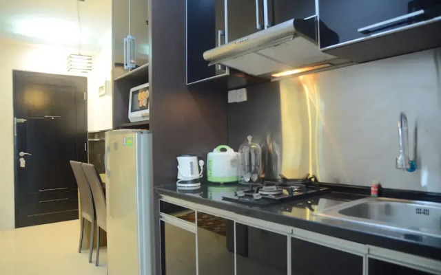 Near Shopping Center 1BR Cosmo Residence Apartmen