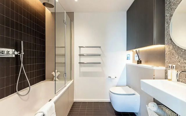 Luxurious 3-bed Sky-high Battersea Gem