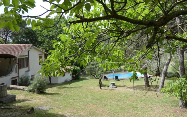 Scappo In Umbria, La Escondida
