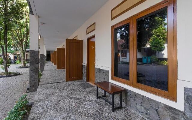 RedDoorz Plus Near Taman Lalu Lintas Bandung