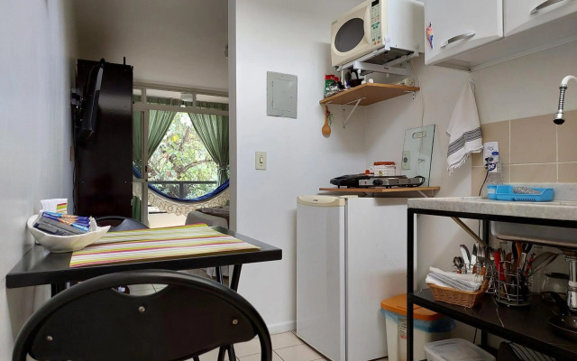 Descanse na rede da varanda sob as árvores.