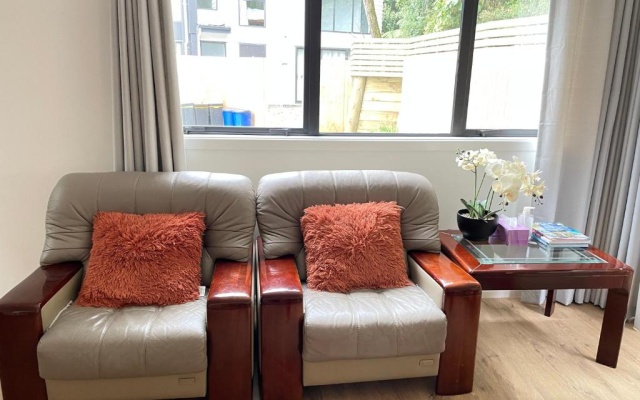 NO PARTY ALLOWED, Entire Brand New 3 bedroom townhouse, free unlimited fibre wifi and free parking – Guest Rooms – Wellington