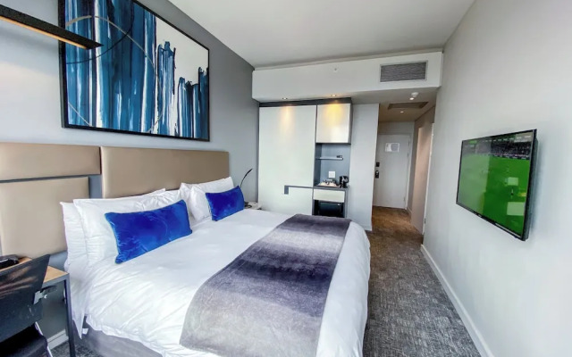 Sandtoncity-apartment-sleeps2-pool-parking