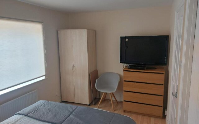 Ensuite Room near Canal