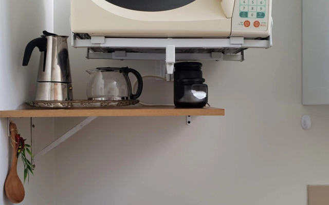 Descanse na rede da varanda sob as árvores.