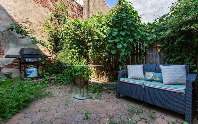 1215 E Columbia