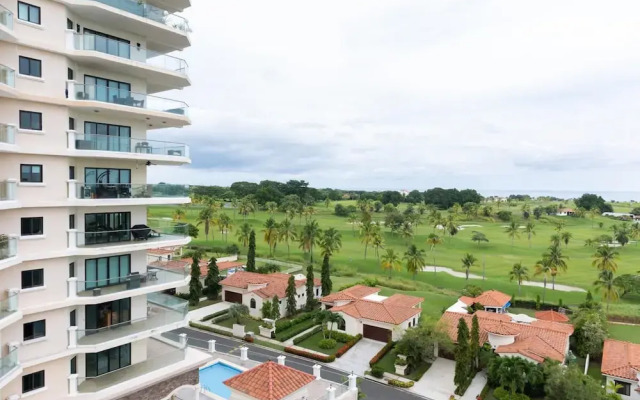 The Golf-view Condo by Acomodo