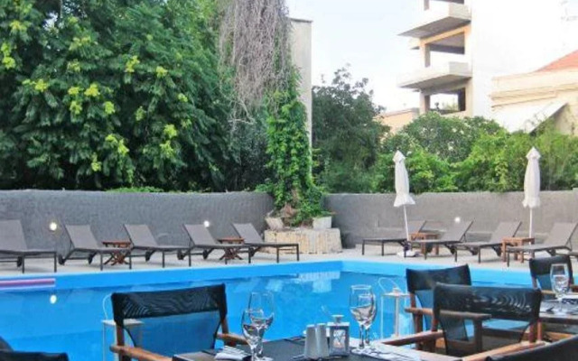 Отель Amphitryon City