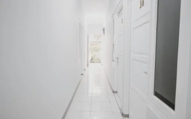 RedDoorz Syariah near Siloam  Hospital Kebon Jeruk