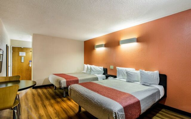 Motel 6 Libertyville, IL