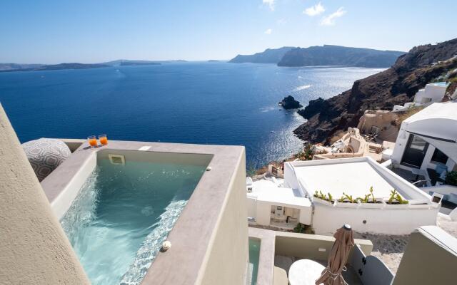 SantorOia Luxury Suites