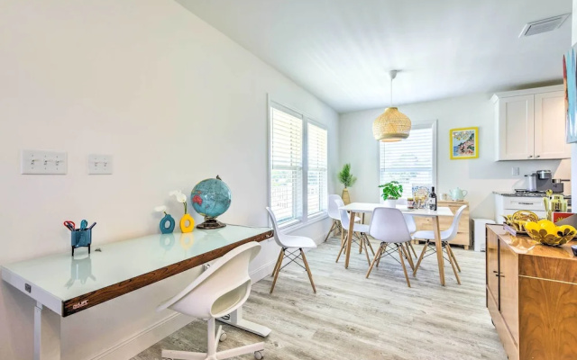 Near Downtown + Ocean: Sarasota Getaway