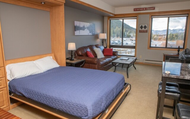 2759 Slopeside 1 Bedroom Condo by RedAwning