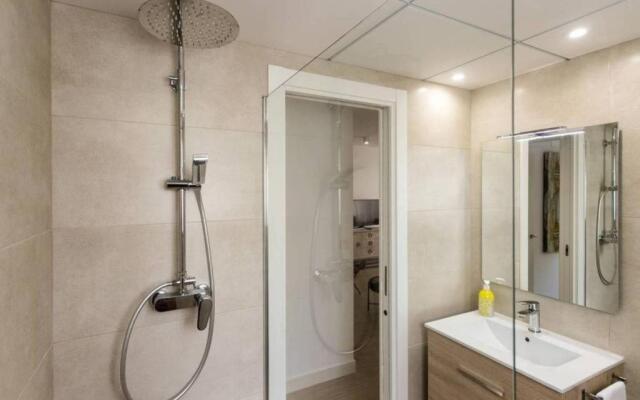 New San Juan beach apartment with AC