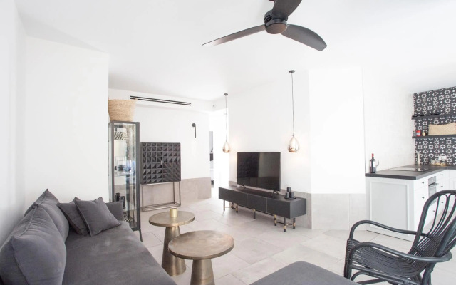 Etis garden seafront