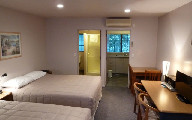Tudor Lodge Motel