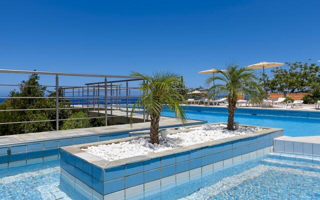 Charming Retro Studio With Shared Pool and View