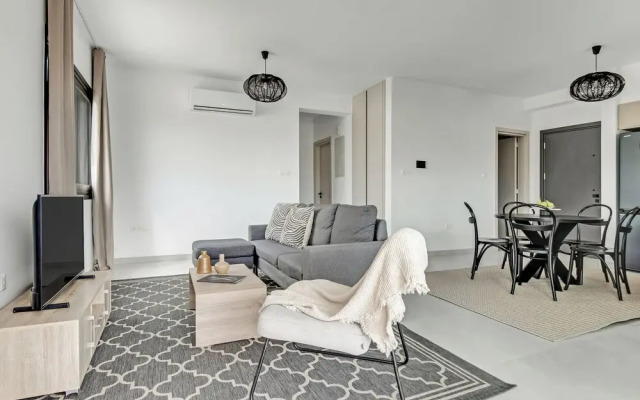 Sanders Only - Charming 2-bdr Apt With Balcony