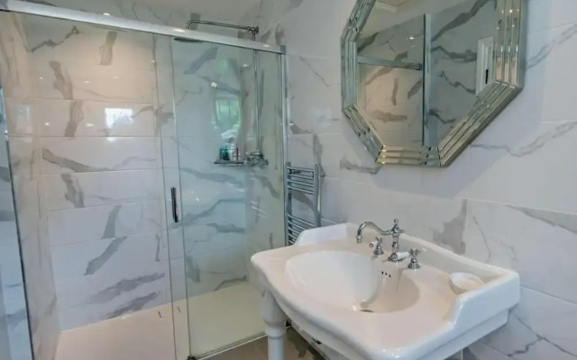 Luxury Riverside Mansion in Marlow