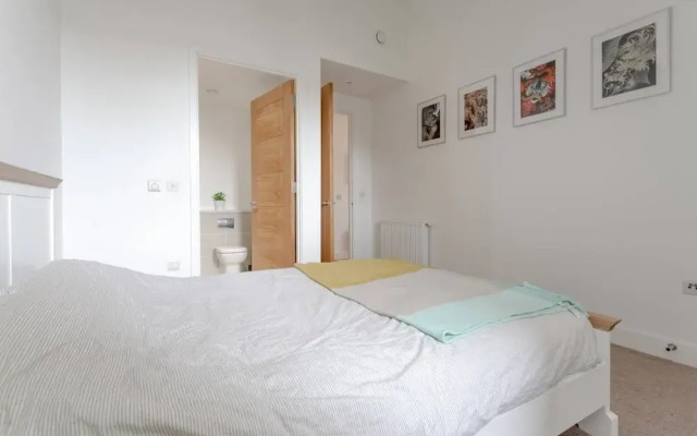 Charming 2 Bedroom Penthouse Apartment in Bethnal Green