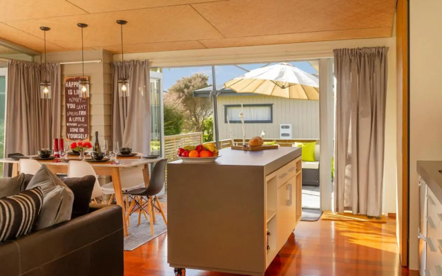 Modpod on The Tee - Matarangi Holiday Home