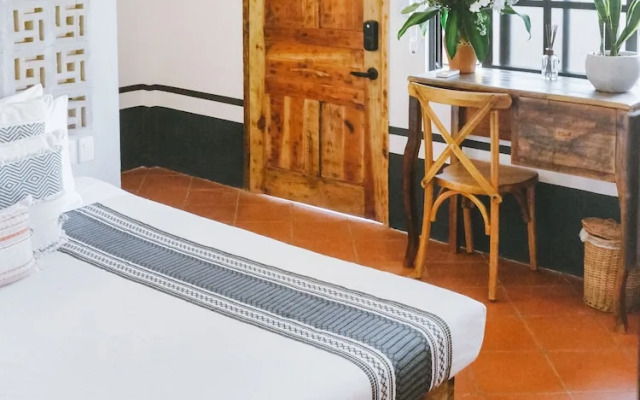 Hiphipstay - The Colonial