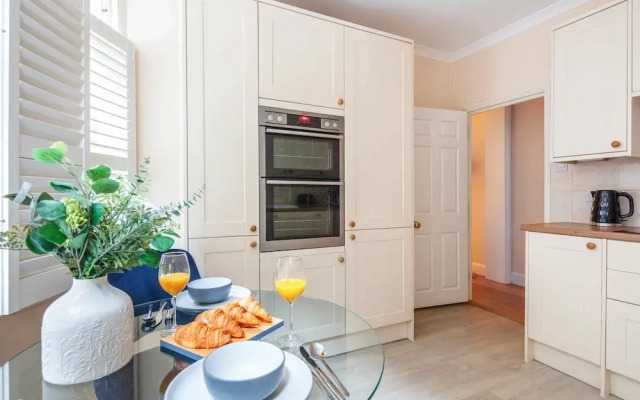 Stylish 3BR 2BA in Mayfair by Hyde Park
