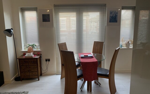 Lovely 2-bed Apartment in Wallasey, Sleeps 4