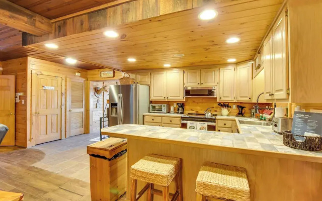 Riverfront Helen Cabin w/ Hot Tub & Deck!