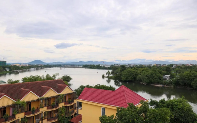 Purple Hue Charming Riverside Hotel