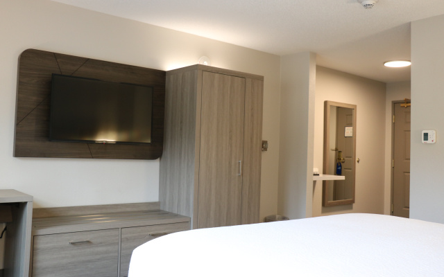 Holiday Inn Express & Suites Marquette by IHG