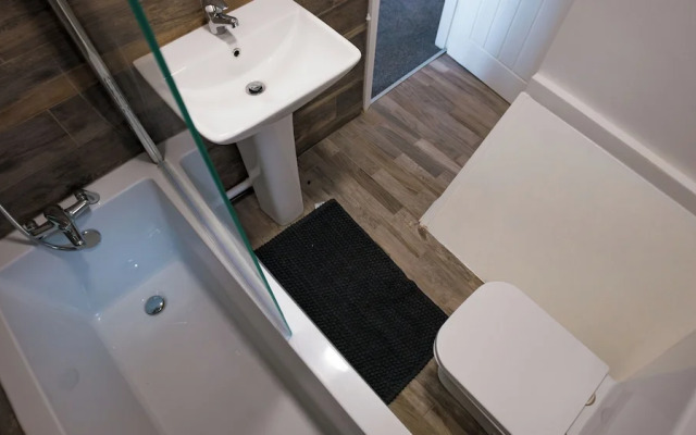 Housesleeps6-garden-parking-familly&contractors